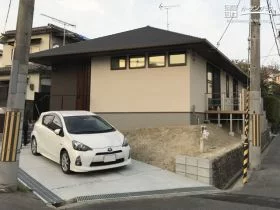 緩やかなスロープの駐車スペース[施工後]