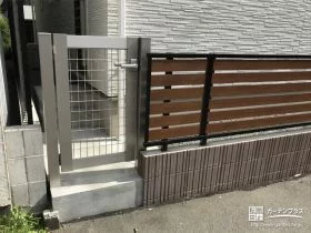 木調フェンスと使い勝手のいい門扉