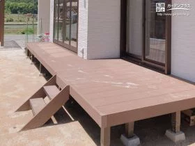 テラスをつなぐ広いウッドデッキ[施工後]