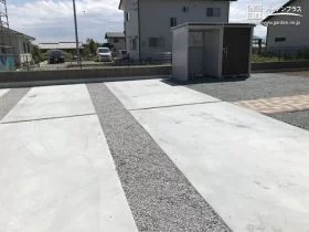 広々として清潔な駐車スペースと1代2役の物置[施工後]