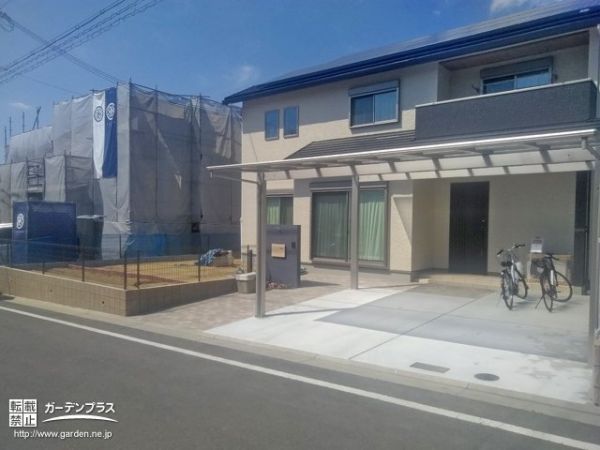 シックな色味の門柱と直線的なカーポートがモダンな新築外構工事 No 新築外構一式の施工例 外構工事のガーデンプラス