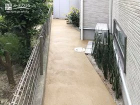 土の温かみを感じる犬走り