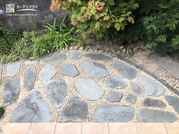 自然な真砂土で乱形石を固定するアプローチのリフォーム工事 No 玄関アプローチの施工例 外構工事のガーデンプラス