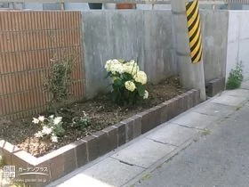 駐車スペース近くのスペースに花壇を設置[施工後]