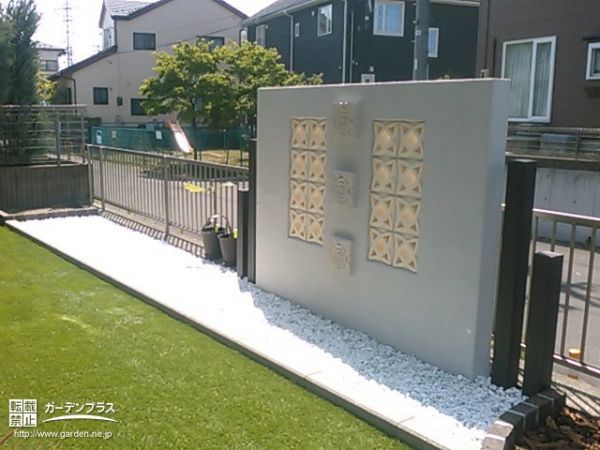 お庭でリゾート気分を楽しめるデザイン壁設置工事 No 花壇 菜園 芝生の施工例 外構工事のガーデンプラス