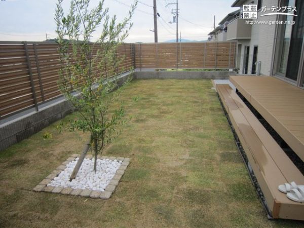 明るいフェンスで安心してくつろげる天然芝のお庭リフォーム工事 No 106 花壇 菜園 芝生の施工例 外構工事のガーデンプラス 明るいフェンスで安心してくつろげる天然芝のお庭リフォーム工事 No 106 花壇 菜園 芝生の施工例 外構工事のガーデンプラス