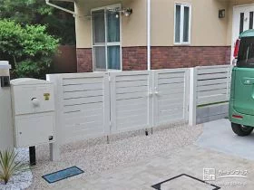白いフェンスや門扉が清潔感のある門まわり[施工後]