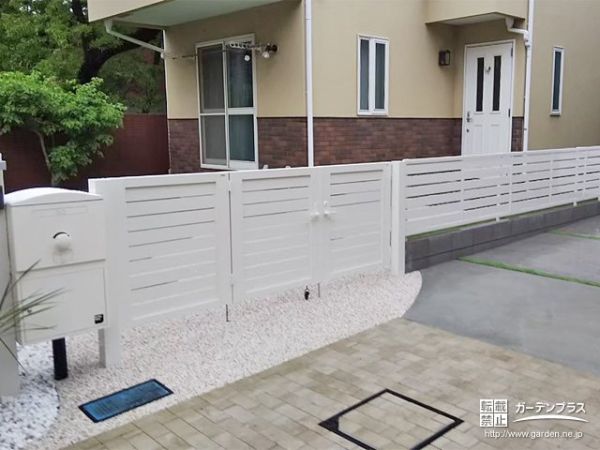 清潔感と温もりを感じる白いフェンスが主役のお庭リフォーム工事 No 門柱 門まわりの施工例 外構工事のガーデンプラス