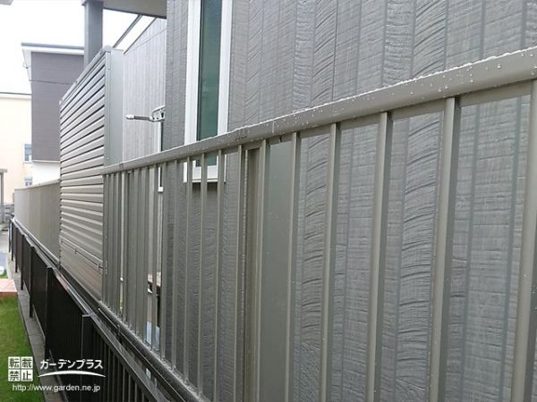 フェンスを使い分けてお互いのプライバシーを守る新築外構工事 No 新築外構一式の施工例 外構工事のガーデンプラス