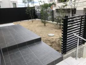 重厚な横格子フェンスが守る瑞々しい緑のお庭[施工後]