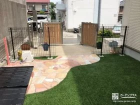 乱形石の園路と人工芝が彩り鮮やかな主庭[施工後]