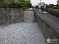 通路に設置された門扉