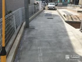 道路から駐車スペースまでは土間コンクリートで舗装[施工後]