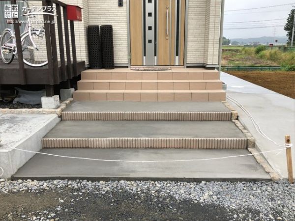 周囲と高低差のある建物周りの土間コンクリート舗装工事 No 新築外構一式の施工例 外構工事のガーデンプラス