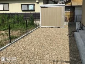 お庭収納ができる物置と防犯に役立つメッシュフェンス[施工後]