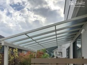 角度を調整できるテラス屋根で陽射しや雨をコントロール