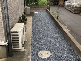 防草シート と砂利を敷設した犬走り[施工後]