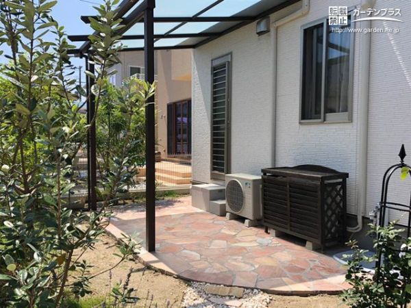 パーゴラ風テラス屋根に似合う乱形石の舗装工事 No 勝手口まわりの施工例 外構工事のガーデンプラス