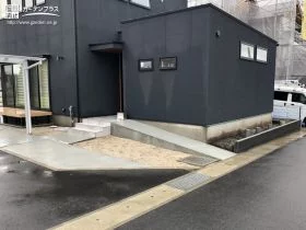 ベビーカーでも道路からスムーズに玄関へ辿り着けるスロープ[施工後]