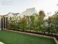 生垣と人工芝の緑が映えるタイルテラスの主庭