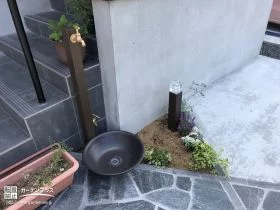 アプローチ階段横の植栽スペースと水鉢[施工後]