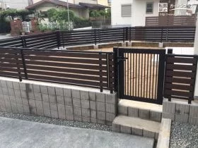 木調フェンスで目隠しをした主庭[施工後]