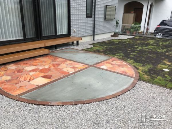 乱形石を使った円形テラスが主役のお庭リフォーム工事 No 花壇 菜園 芝生の施工例 外構工事のガーデンプラス
