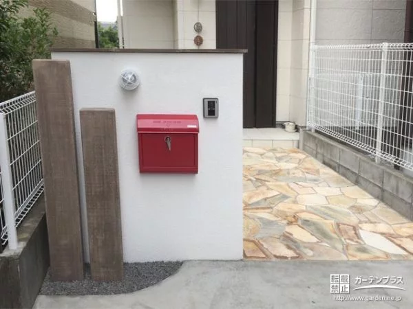 No.10918 赤いポストが印象的な門まわりに仕上げた新築外構工事[施工後]