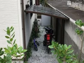 擁壁とお住まいの壁を利用したサイクルポート