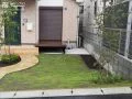 法面を芝生で覆い、植栽スペースに