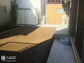 土間コンクリートを打設したお庭に物置を設置