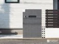 繊細なタイルを使った門柱