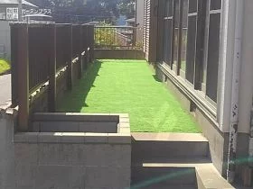 人工芝の緑が映える心地良いお庭のリフォーム工事