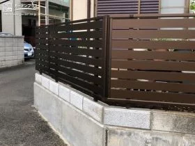 既存塀に合わせた化粧ブロックでベースを作ったフェンス