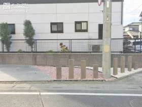 不揃いの高さが可愛い枕木材[施工後]