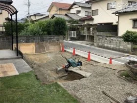 駐車スペース部分を掘削し、地面を均して転圧[施工後]