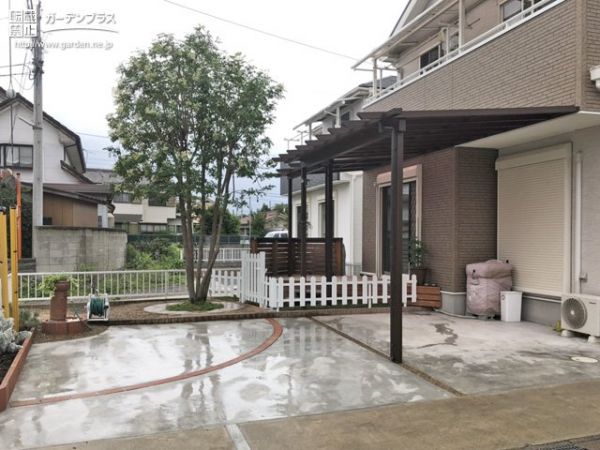 パーゴラタイプのテラス屋根がナチュラルに彩る外構リフォーム工事 No 11141 テラスまわりの施工例 外構工事のガーデンプラス