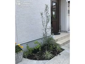 玄関前を彩る植栽スペース