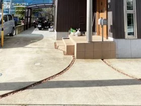 駐車スペースの目地を明るく雑草知らずに[施工後]