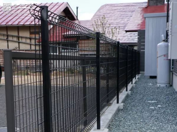 雑草対策と境界フェンスを設置した犬走り