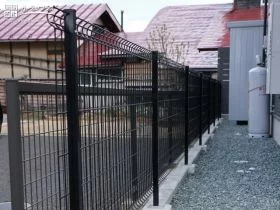 雑草対策と境界フェンスを設置した犬走り[施工後]