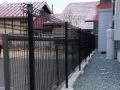 雑草対策と境界フェンスを設置した犬走り