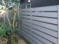 ウォームグレーでお庭の植栽とも調和する目隠しフェンス設置工事