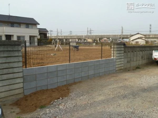 メッシュフェンスとコンクリートブロックで設置した境界塀
