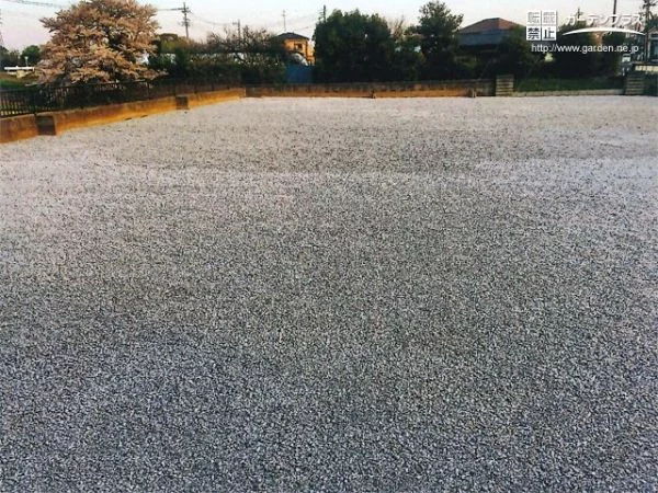 雑草対策された敷地