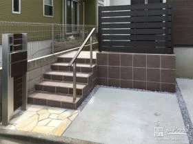 玄関前を目隠しするフェンスとアプローチ階段[施工後]