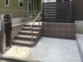 玄関前を目隠しするフェンスとアプローチ階段