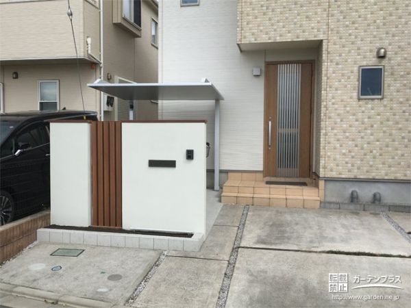 爽やかな白いウッドデッキと安全 安心な駐輪スペースの設置工事 No 門柱 門まわりの施工例 外構工事のガーデンプラス