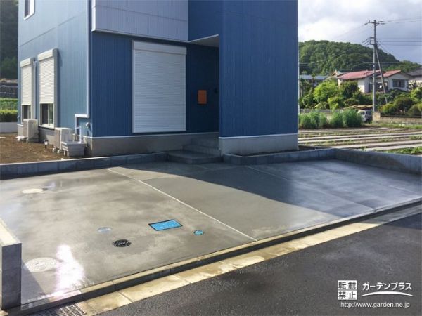 勾配を利用して水はけのよい設計にした駐車スペース工事 No 駐車スペースの施工例 外構工事のガーデンプラス
