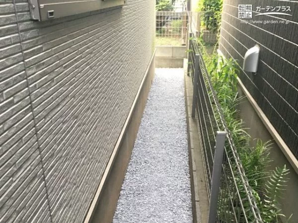 No.11349 手の届きにくいところこそ効果的な犬走りの雑草対策工事